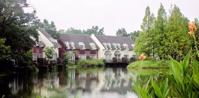 Nhật Bản là quốc gia luôn coi trọng và ra sức bảo tồn những giá trị nội tại. Tuy nhiên, cũng như nhiều nơi trên thế giới, không gian tại các cảng biển lớn thường mở hơn với những nét giao thoa cả về kiến trúc lẫn văn hóa từ nước ngoài. Mùa hè là thời gian thích hợp nhất cho bạn tham quan các thành phố cảng như Yokohama, Kobe và Nagasaki để hóng gió mát và chiêm ngưỡng những lễ hội pháo hoa rực rỡ sắc màu.