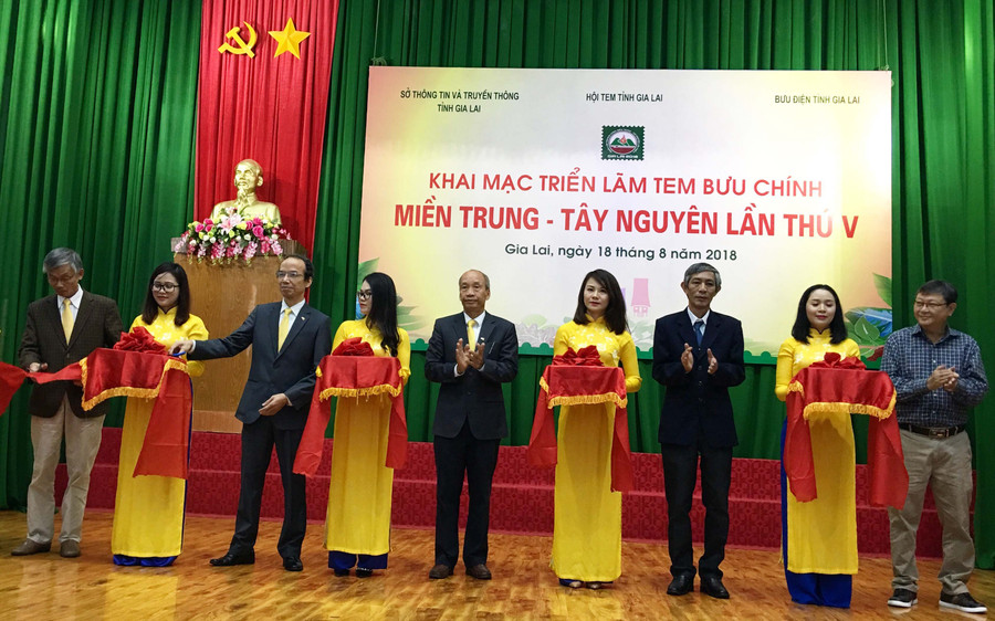 Cắt băng khai mạc triển lãm Tem Bưu chính khu vực miền Trung-Tây Nguyên. Ảnh: Hoàng Ngọc