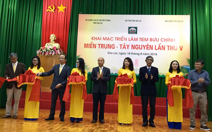 Cắt băng khai mạc triển lãm Tem Bưu chính khu vực miền Trung-Tây Nguyên. Ảnh: Hoàng Ngọc