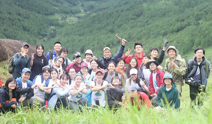  Các trại sinh tham gia leo núi ở xã Nghĩa Hưng (huyện Chư Pah). Ảnh: Nguyên Thanh