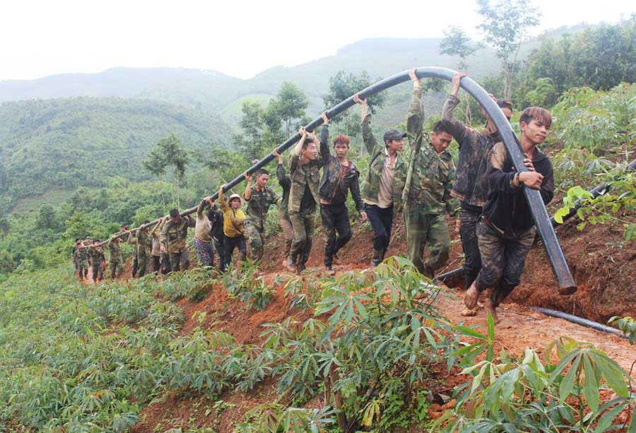 Cán bộ, chiến sĩ Lữ đoàn Tăng-Thiết giáp 273 cùng người dân kéo đường ống dẫn nước về làng Kon Nak (xã Hà Đông, huyện Đak Đoa). Ảnh: V.H  Cán bộ, chiến sĩ Lữ đoàn Tăng-Thiết giáp 273 cùng người dân kéo đường ống dẫn nước về làng Kon Nak (xã Hà Đông, huyện Đak Đoa). Ảnh: V.H