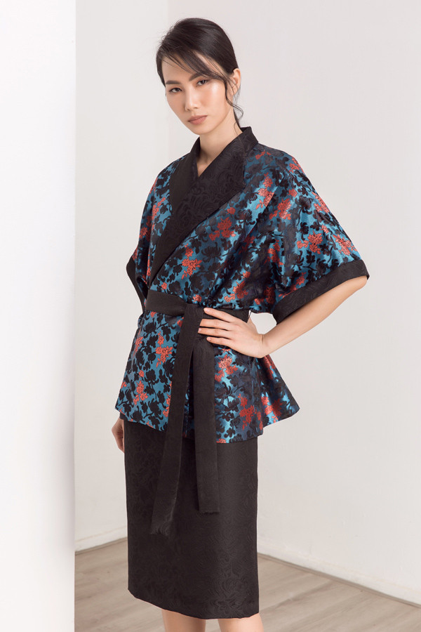 Thanh Thủy tạo dáng với một trang phục họa tiết hoa cúc. Thanh Thủy tạo dáng với một trang phục họa tiết hoa cúc.