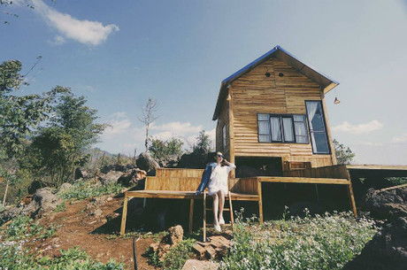 Nhà của khu nghỉ xây bằng gỗ giữa núi đồi trông đơn giản nhưng trang nhã. Ảnh: Foody.  Nhà của khu nghỉ xây bằng gỗ giữa núi đồi trông đơn giản nhưng trang nhã. Ảnh: Foody.