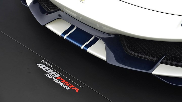 Đầu xe với bộ khuếch tán mới, cải thiện độ bám đường so với 488 GTB tiêu chuẩn. Đầu xe với bộ khuếch tán mới, cải thiện độ bám đường so với 488 GTB tiêu chuẩn.