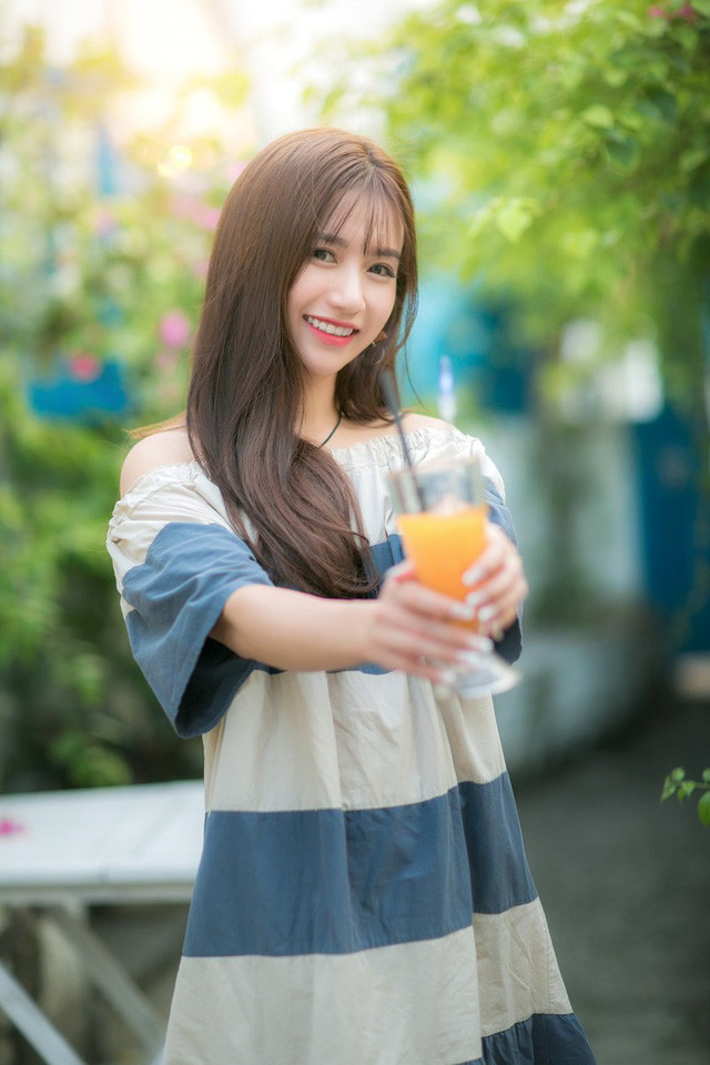 Ngọc Trâm cũng cho biết cô từng trải qua những tổn thương trong quá khứ để rồi cô tâm niệm rằng: “Buồn nhiều rồi, khóc cũng nhiều rồi nên với mình giờ đây mọi thứ cứ bình thường và đơn giản nhất thôi”. Ngọc Trâm cũng cho biết cô từng trải qua những tổn thương trong quá khứ để rồi cô tâm niệm rằng: “Buồn nhiều rồi, khóc cũng nhiều rồi nên với mình giờ đây mọi thứ cứ bình thường và đơn giản nhất thôi”.