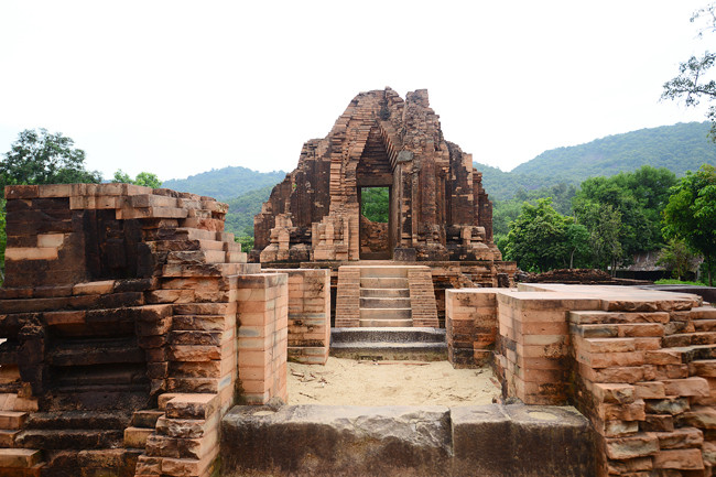  Đền tháp ở Mỹ Sơn được chia thành nhiều cụm, xây dựng theo cùng một nguyên tắc. Kết cấu mỗi cụm gồm có một ngôi đền thờ chính (Kalan), bao quanh bằng những ngôi tháp nhỏ hoặc công trình phụ. Ngôi đền chính tượng trưng cho núi Meru - trung tâm vũ trụ, là nơi hội tụ của thần linh và thờ thần Siva.