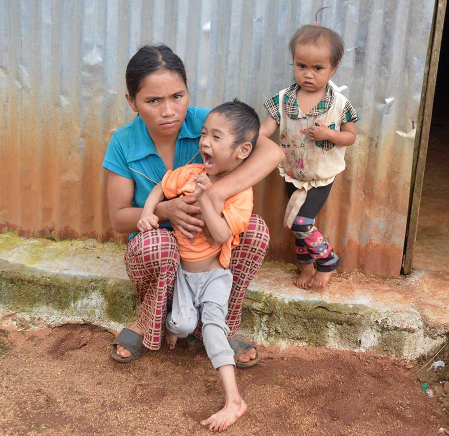  3 mẹ con chị Rơ Lan En. Ảnh: Đ.Y