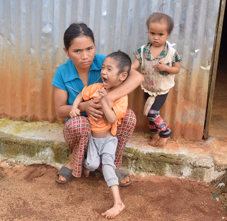  3 mẹ con chị Rơ Lan En. Ảnh: Đ.Y