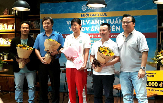  Thầy trò Ánh Viên nhận hoa từ các nhà tài trợ và 2 tác giả sách