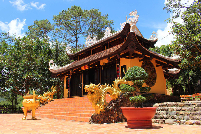  Đến đây, du khách còn được tham quan hệ thống đền thờ Âu Lạc ở phía trên đồi cao gồm Đền Thượng, Đền Trung, Đền Hạ. Đây là nơi tái hiện truyền thuyết nguồn gốc nòi giống Tiên - Rồng, thờ các vị vua Hùng gắn với công lao dựng nước cho dân tộc Việt.