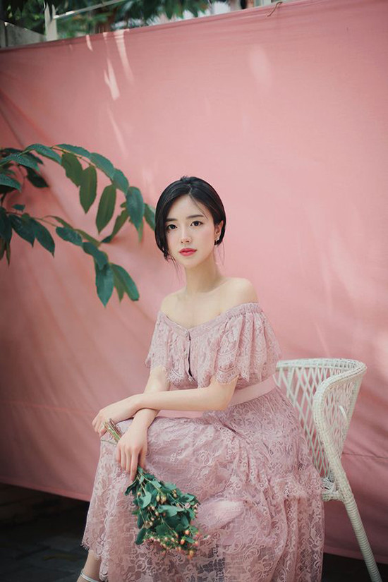 Váy ren kiểu vintage dành riêng cho các nàng có bờ vai thon gọn và làn da trắng sáng.