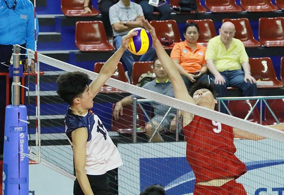  Chủ công Quản Trọng Nghĩa (trái) tranh chấp trên không với VĐV Trung Quốc. 