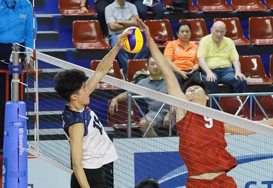  Chủ công Quản Trọng Nghĩa (trái) tranh chấp trên không với VĐV Trung Quốc. 