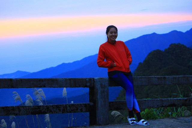 Bạn trẻ thích thú chụp hình dưới hoàng hôn