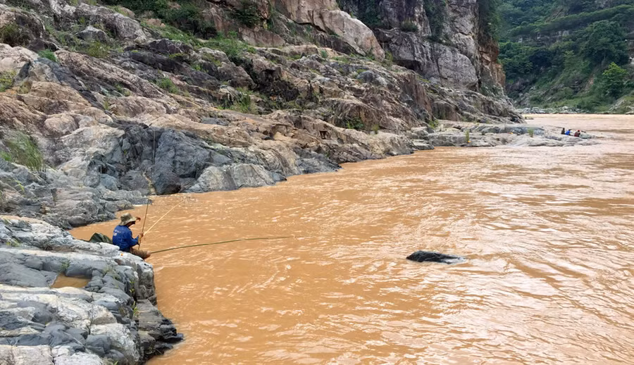 Thợ câu cá lăng luôn chọn ở những nơi nước chảy xiết để câu cá.