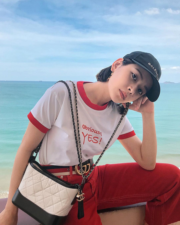 Ba tông màu trắng, đỏ, đen được Chi Pu phối hợp nhịp nhàng trên set đồ trẻ trung theo phong cách menswear.  Ba tông màu trắng, đỏ, đen được Chi Pu phối hợp nhịp nhàng trên set đồ trẻ trung theo phong cách menswear.