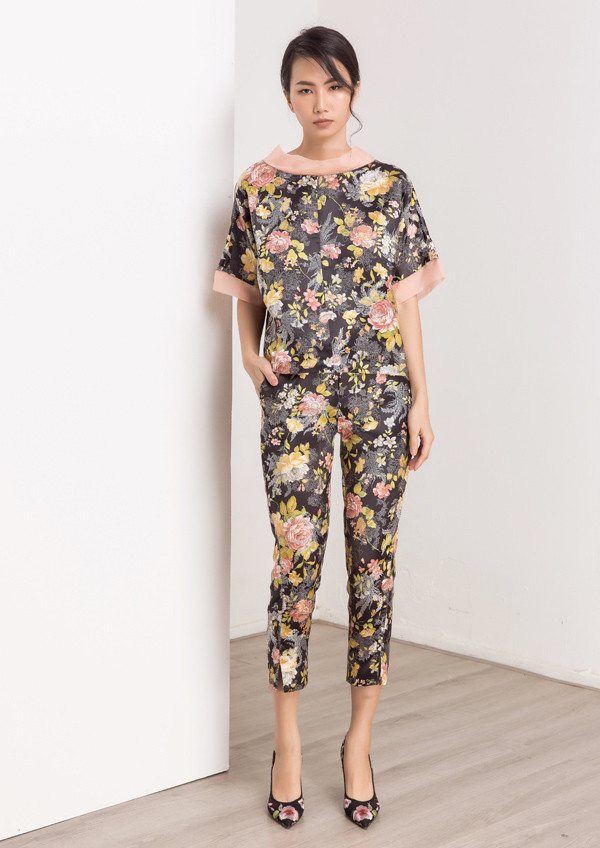 Chất liệu gấm vốn được cho là chỉ phù hợp với các trang phục cầu kỳ, mang tính lễ nghi, quyền lực nhưng được nhà thiết kế khéo léo tạo nên những bộ cánh có tính ứng dụng cao. Chất liệu gấm vốn được cho là chỉ phù hợp với các trang phục cầu kỳ, mang tính lễ nghi, quyền lực nhưng được nhà thiết kế khéo léo tạo nên những bộ cánh có tính ứng dụng cao.