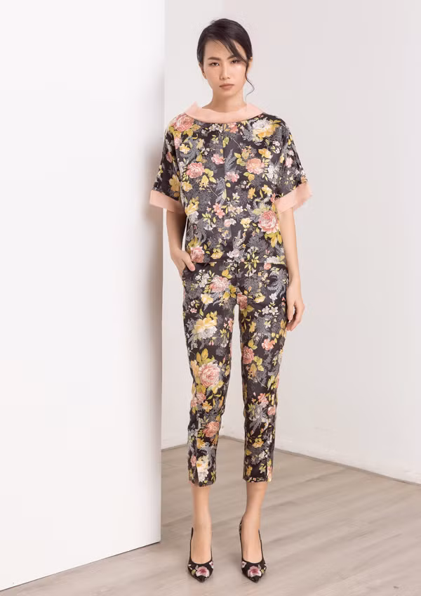 Chất liệu gấm vốn được cho là chỉ phù hợp với các trang phục cầu kỳ, mang tính lễ nghi, quyền lực nhưng được nhà thiết kế khéo léo tạo nên những bộ cánh có tính ứng dụng cao.