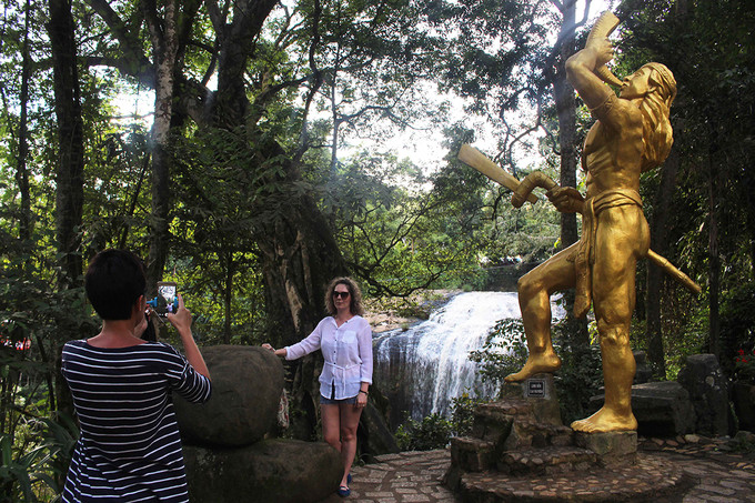 Người yêu thích các hoạt động ngoài trời có thể thử sức với trò bắn cung, bơi thuyền hoặc cùng nhau trải nghiệm cảm giác được cưỡi đà điểu.