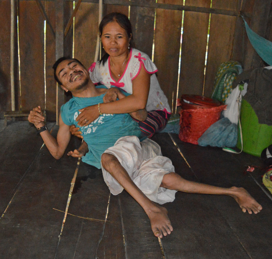  Chị Keng và người em út bị bại não. Ảnh: Đ.Y