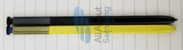 Bút S-Pen Galaxy Note 9 (màu đen) đặt bên cạnh S-Pen Galaxy Note 9 (màu vàng).  Bút S-Pen Galaxy Note 9 (màu đen) đặt bên cạnh S-Pen Galaxy Note 9 (màu vàng).