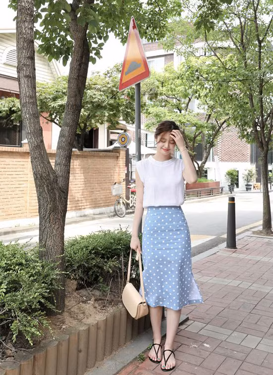  Nổi bật trong xu hướng thời trang 2018 là kiểu váy midi dáng bút chì.