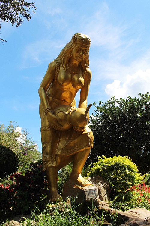 Vườn đá Thái Dương cũng là điểm dừng chân bạn không nên bỏ qua. Giữa một khoảng rừng thông thoáng đãng, mỗi một cột đá tái hiện một vị anh hùng dân tộc hay danh nhân văn hóa giúp du khách hiểu thêm về những trang sử đầy tự hào của Việt Nam.