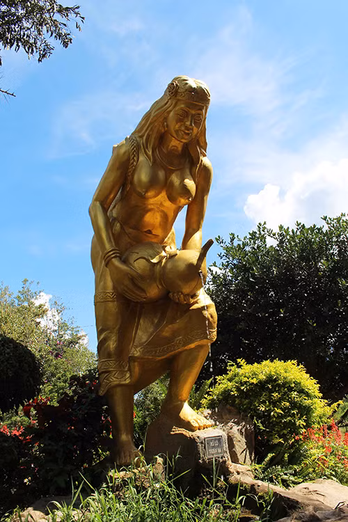 Vườn đá Thái Dương cũng là điểm dừng chân bạn không nên bỏ qua. Giữa một khoảng rừng thông thoáng đãng, mỗi một cột đá tái hiện một vị anh hùng dân tộc hay danh nhân văn hóa giúp du khách hiểu thêm về những trang sử đầy tự hào của Việt Nam.