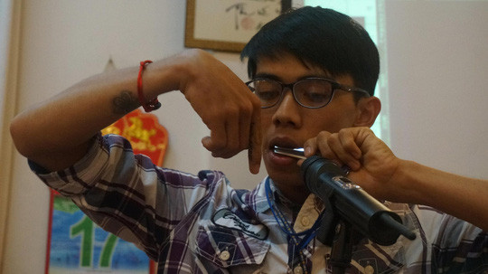 Khai Nguyên trong một tiết mục biểu diễn đàn môi