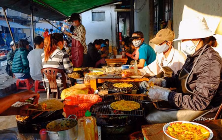  Bánh tráng nướng, một món ăn hấp dẫn của chợ đêm Đà Lạt. Ảnh: internet
