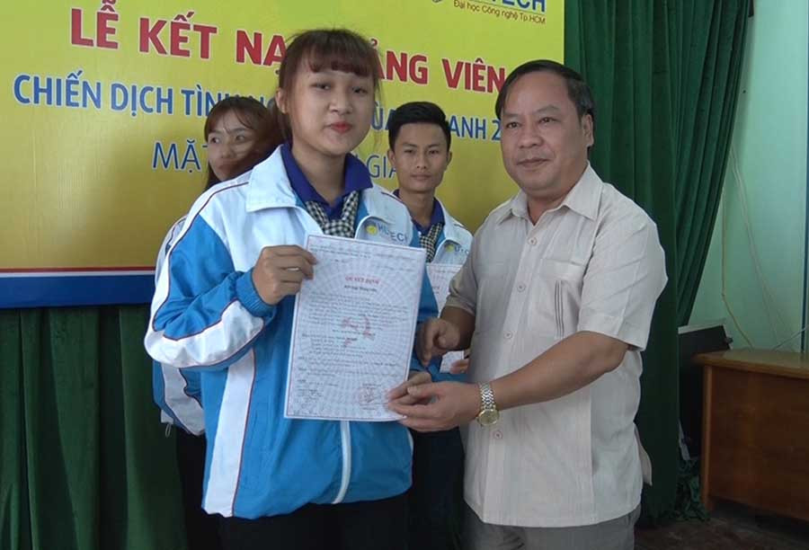 Phó Bí thư Tỉnh ủy Châu Ngọc Tuấn trao quyết định kết nạp Đảng cho SVTN. Ảnh: H.Đ.T