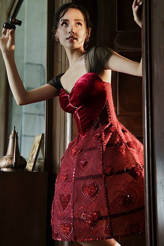 Những chiếc váy được đính kết khéo léo theo kỹ thuật 3D tạo nên sự bắt mắt, nổi bật cho người mặc. Những chiếc váy được đính kết khéo léo theo kỹ thuật 3D tạo nên sự bắt mắt, nổi bật cho người mặc.