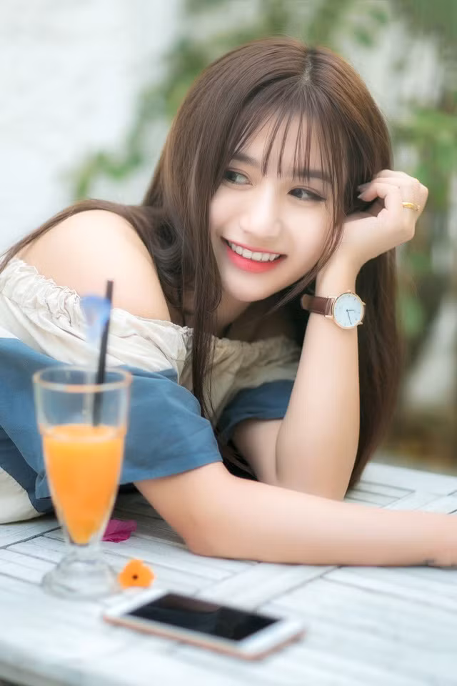  Nhân vật chính của bộ ảnh này chính là Phùng Thị Ngọc Trâm (sinh năm 1996, đến từ Nam Định), hiện tại Ngọc Trâm đang làm tại một spa ở Hà Nội và có niềm đam mê kinh doanh riêng, cô cũng dự định sẽ phát triển đam mê của bản thân trong tương lai gần.