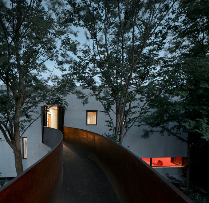 Hai khối nhà được nối với nhau bằng một cây cầu gỗ, bắc từ tầng lầu. Hai khối nhà được nối với nhau bằng một cây cầu gỗ, bắc từ tầng lầu.