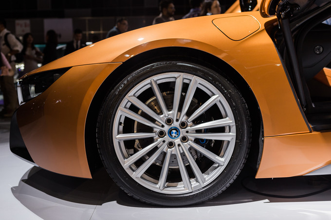  Phiên bản mui trần trang bị tiêu chuẩn bộ la-zăng hợp kim 20 inch. i8 Roadster trang bị cụm đèn pha laser, tích hợp các công nghệ tự động bật/tắt, thay đổi góc chiếu.