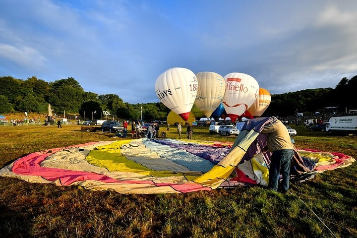  Chuẩn bị bơm khinh khí cầu.