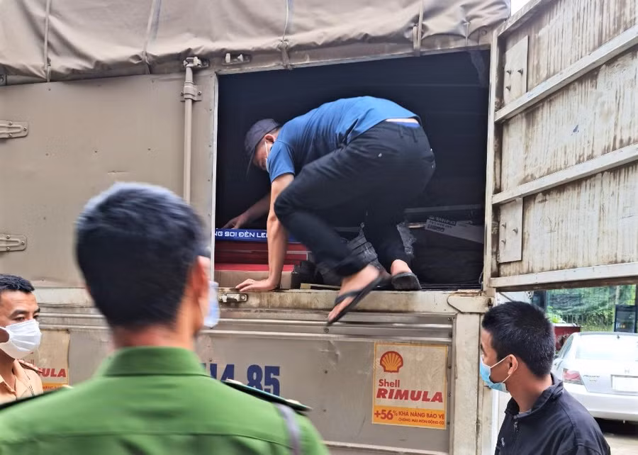 Thời điểm cơ quan chức năng kiểm tra phát hiện anh Tiệp trốn trong thùng xe tải. ẢNH: TRÙNG DƯƠNG