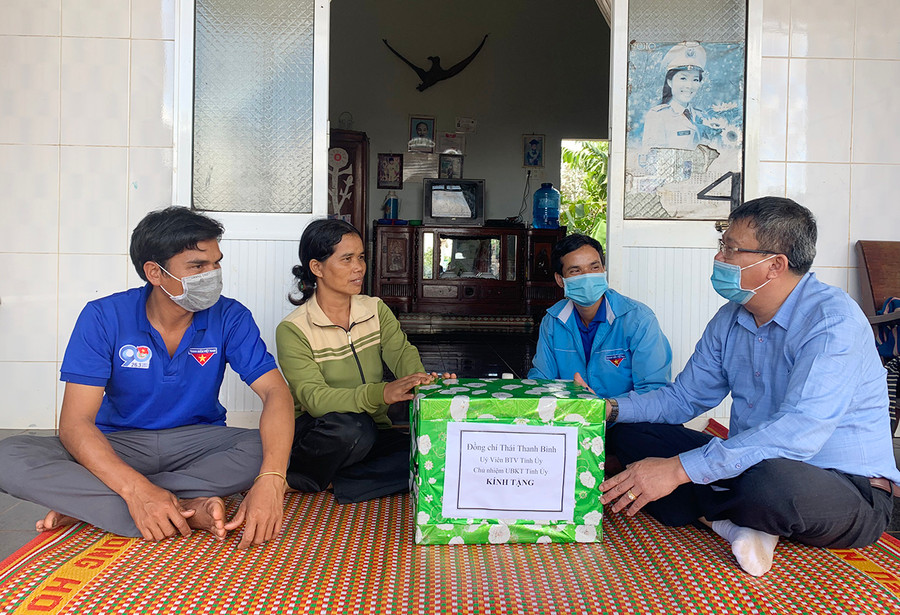  Ông Thái Thanh Bình (bìa phải)-Ủy viên Ban Thường vụ Tỉnh ủy, Chủ nhiệm Ủy ban Kiểm tra Tỉnh ủy đến thăm hỏi, động viên gia đình du kích Puih Glớ. Ảnh: Phương Loan