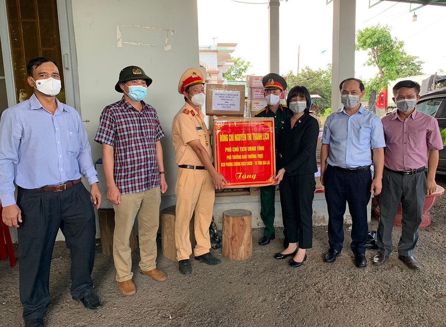 Khám sàng lọc sức khỏe cho người dân tại chốt kiểm soát cầu 110. Ảnh: Như Nguyện