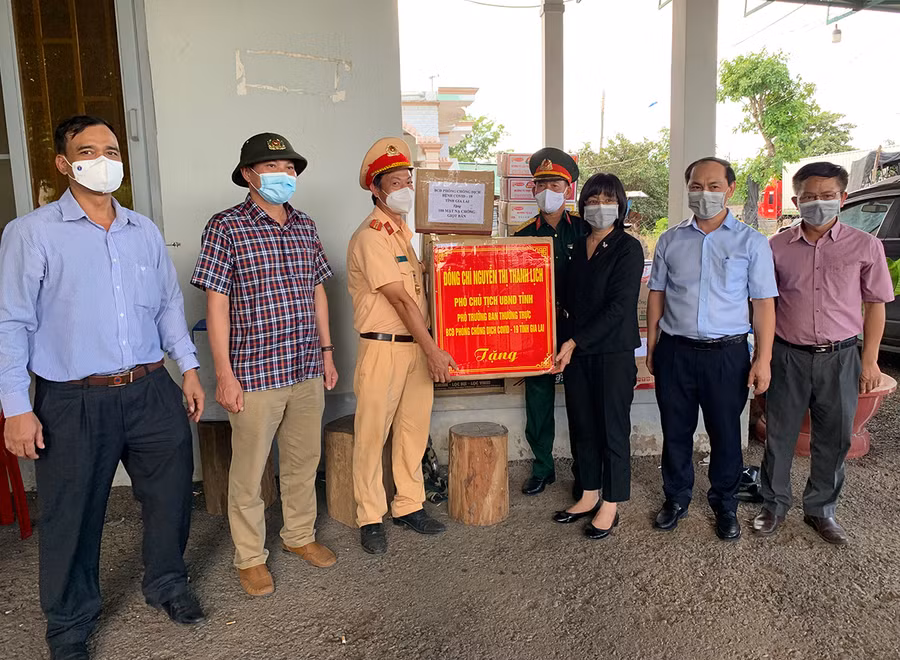 Khám sàng lọc sức khỏe cho người dân tại chốt kiểm soát cầu 110. Ảnh: Như Nguyện