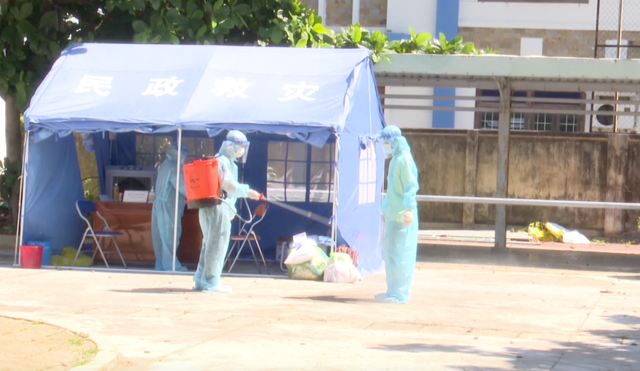 Khử khuẩn trước khi vào bệnh viện dã chiến. ẢNH: ĐỨC HUY