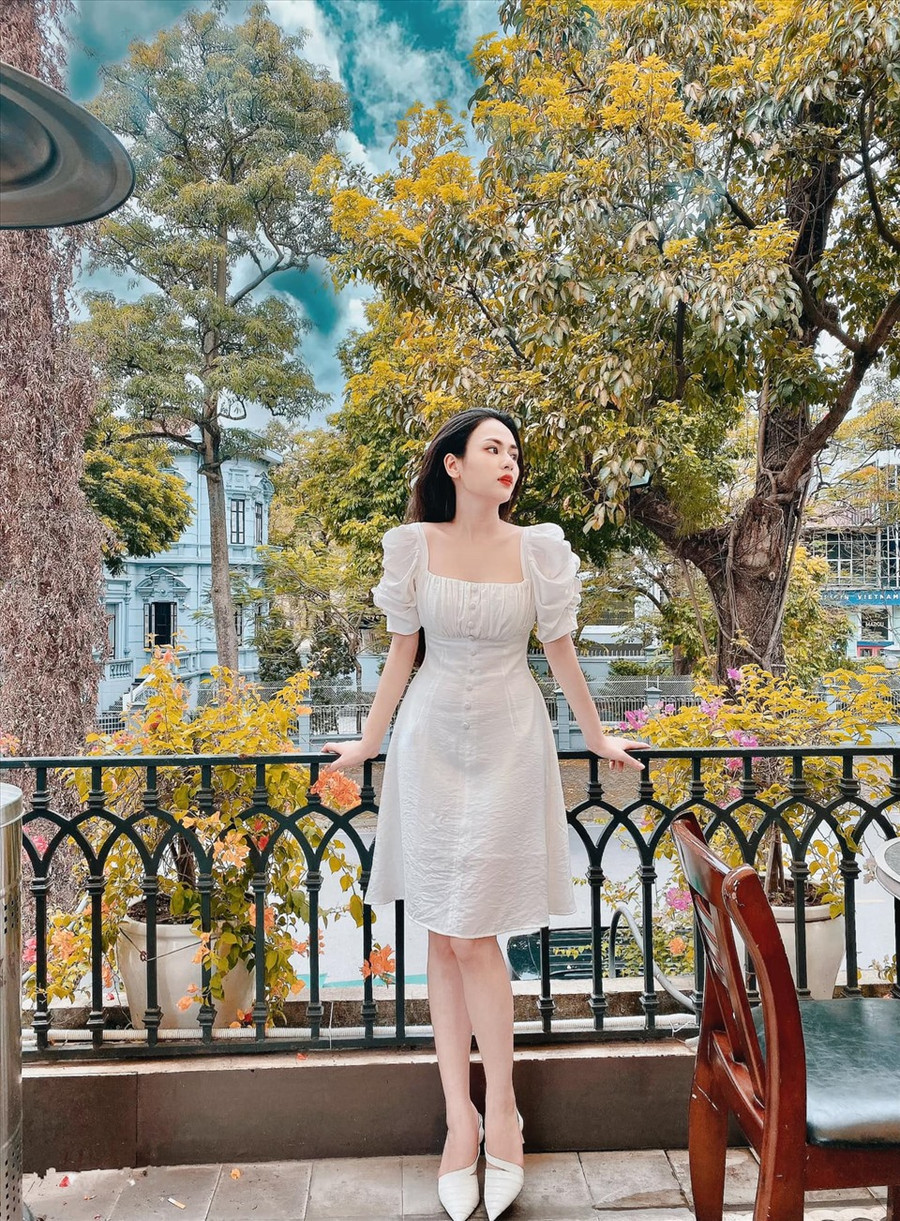 Khác xa so với các vai diễn trên phim, ngoài đời, Việt Hoa có tính cách hiền lành. Cô cũng chuộng diện những trang phục kín đáo, nữ tính. Ảnh: NV