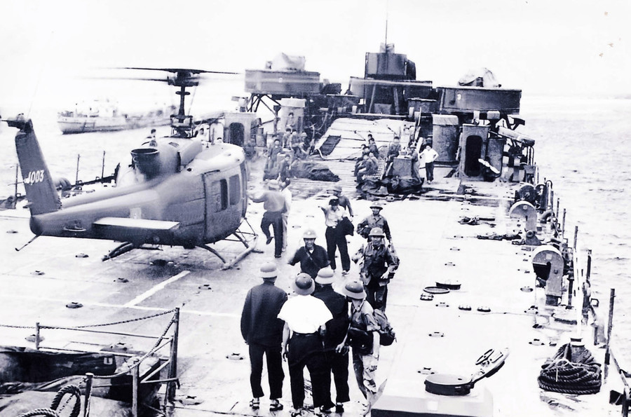 Biên đội tàu tuần dương, khu trục, vận tải của Lữ đoàn 171 đi làm nhiệm vụ, năm 1981. ẢNH: TƯ LIỆU QCHQ