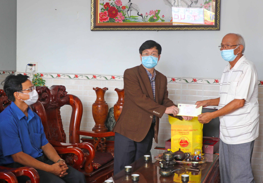 Ủy viên Ban Thường vụ Tỉnh ủy, Trưởng ban Tổ chức Tỉnh ủy Huỳnh Quang Thái làm trưởng đoàn đã đến thăm và tặng quà thương binh Phan Đình Yết (phường Tây Sơn, thị xã An Khê). Ảnh Ngọc Minh