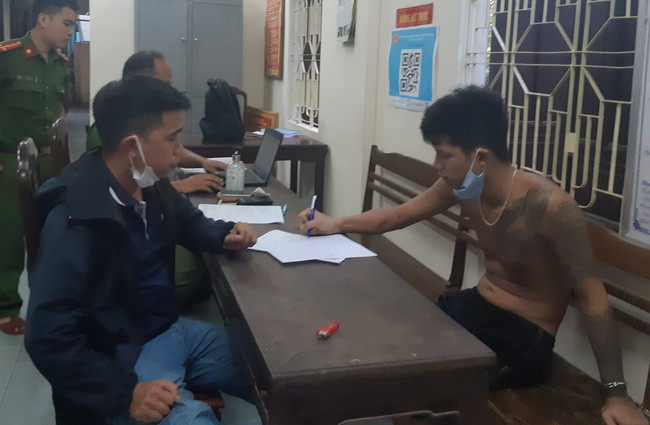 Cơ quan công an lấy lời khai đối với Lê Ngọc Phú Thịnh. Ảnh: C.Q. Cơ quan công an lấy lời khai đối với Lê Ngọc Phú Thịnh. Ảnh: C.Q.