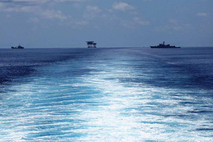 Tàu hộ vệ săn ngầm của Lữ đoàn 171 (phải) và tàu vận tải quân sự của Lữ đoàn 125 trực bảo vệ thềm lục địa phía nam của Tổ quốc, tháng 5.2021. ẢNH: MAI THANH HẢI