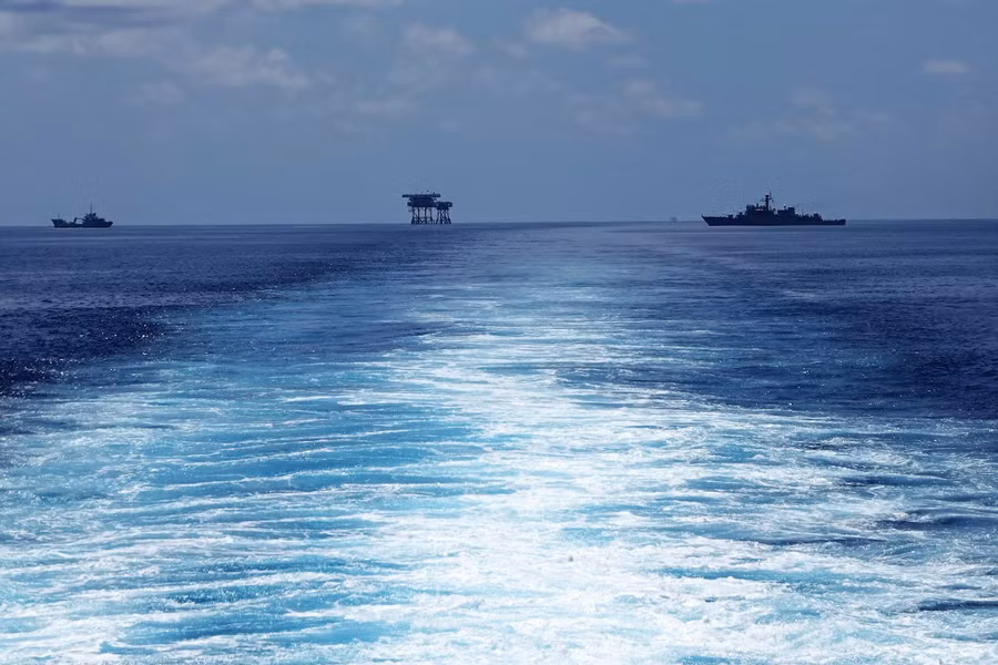 Tàu hộ vệ săn ngầm của Lữ đoàn 171 (phải) và tàu vận tải quân sự của Lữ đoàn 125 trực bảo vệ thềm lục địa phía nam của Tổ quốc, tháng 5.2021. ẢNH: MAI THANH HẢI