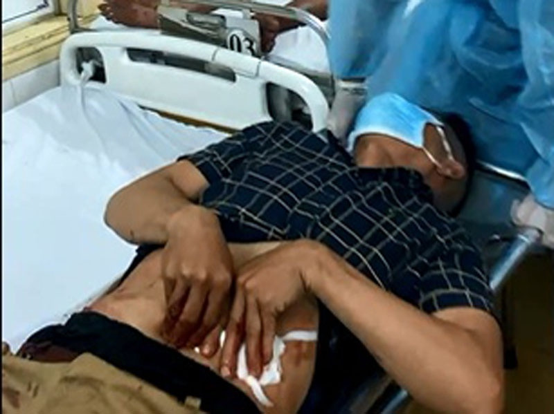 Một nạn nhân bị thương được đưa đi cấp cứu- ẢNH: Biệt đội Hỗ trợ Nhân dân SOS 115