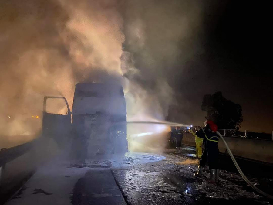 Lực lượng PCCC khống chế ngọn lửa khi xe đầu kéo bốc cháy dữ dội - ẢNH: NGUYỄN TÚ