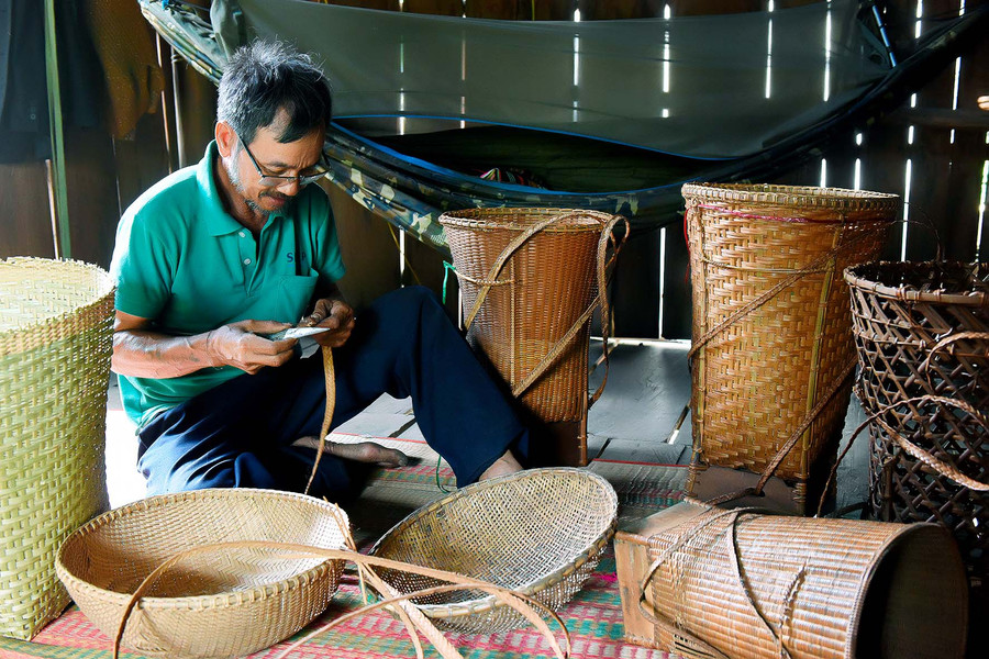 4.Ông Hồ Dương (làng Pơ Nang, xã Tú An) là một trong những người còn giữ và phát triển nghề đan lát truyền thống.